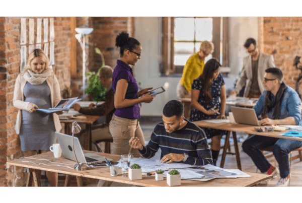 En ljus och modern coworking space med skrivbord, sittplatser och inspirerande arbetsmiljö