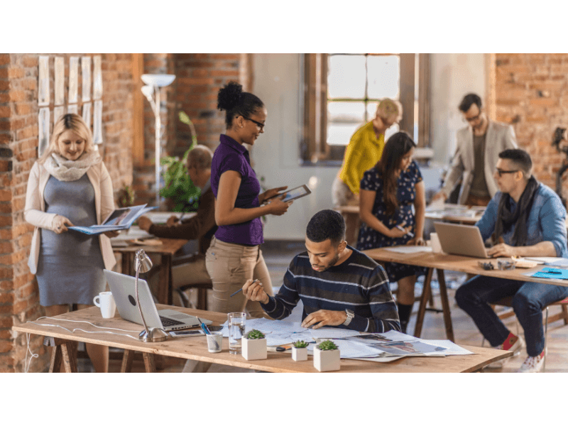 En ljus och modern coworking space med skrivbord, sittplatser och inspirerande arbetsmiljö